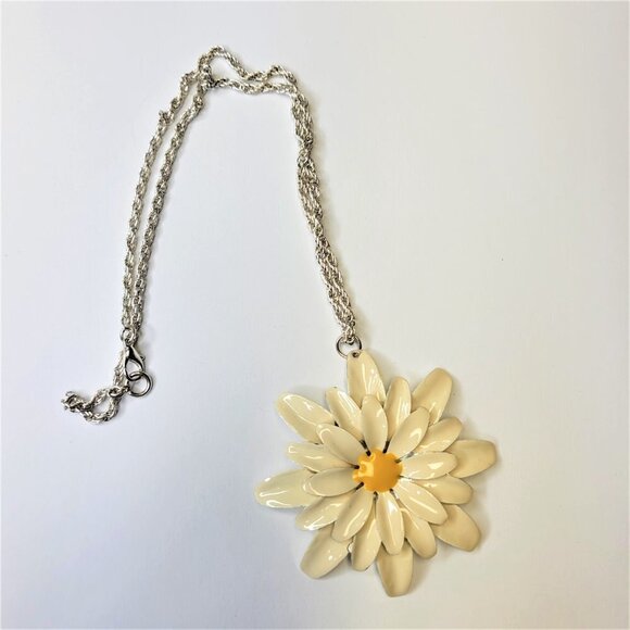 White Flower Pendant Necklace - Picture 3 of 9